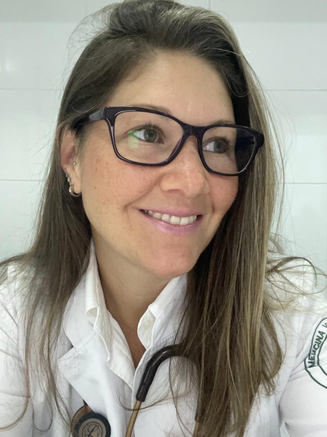 Dra. Laiza Cassia de jaleco, sorrindo