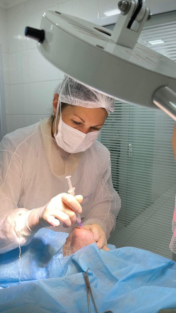 Dra. Laiza Cassia realizando um procedimento em um cão